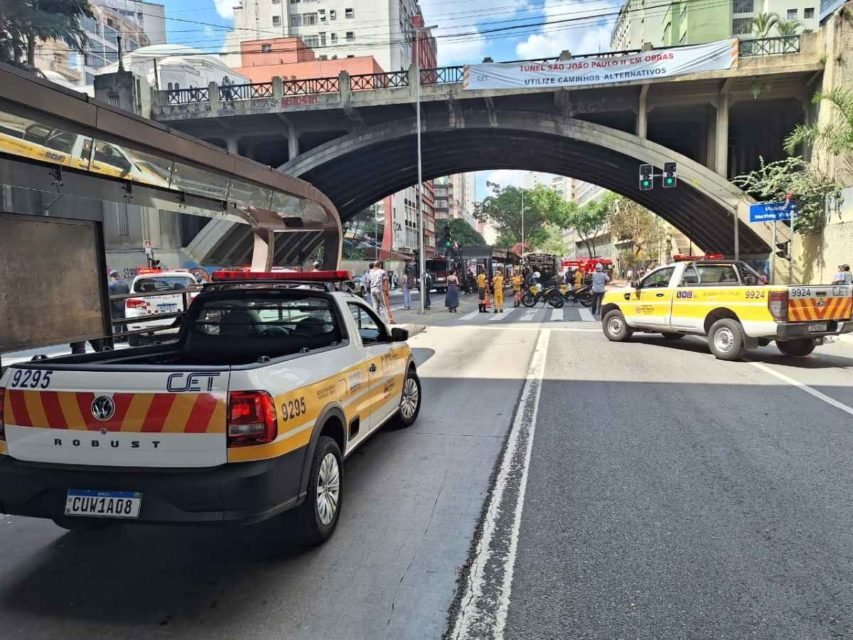 foto colorida mostra ônibus incendiado na Avenida Nove de Julho - Metrópoles