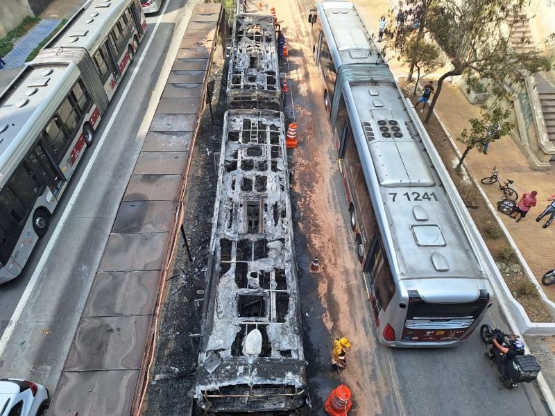 Imagem colorida mostra carcaça de ônibus que pegoi fogo na Avenida Nove de Julho, em São Paulo - Metrópoles