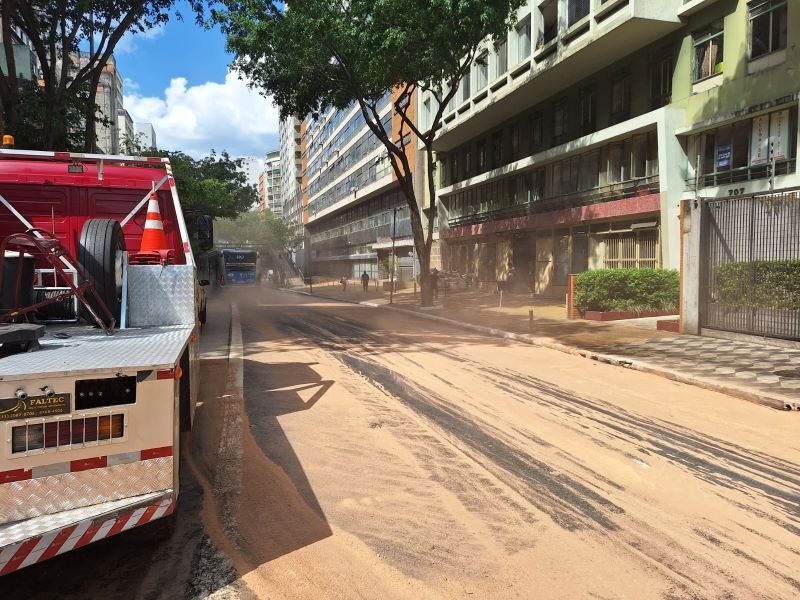 Imagem colorida mostra carcaça de ônibus que pegoi fogo na Avenida Nove de Julho, em São Paulo - Metrópoles