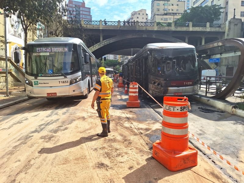 Imagem colorida mostra carcaça de ônibus que pegoi fogo na Avenida Nove de Julho, em São Paulo - Metrópoles