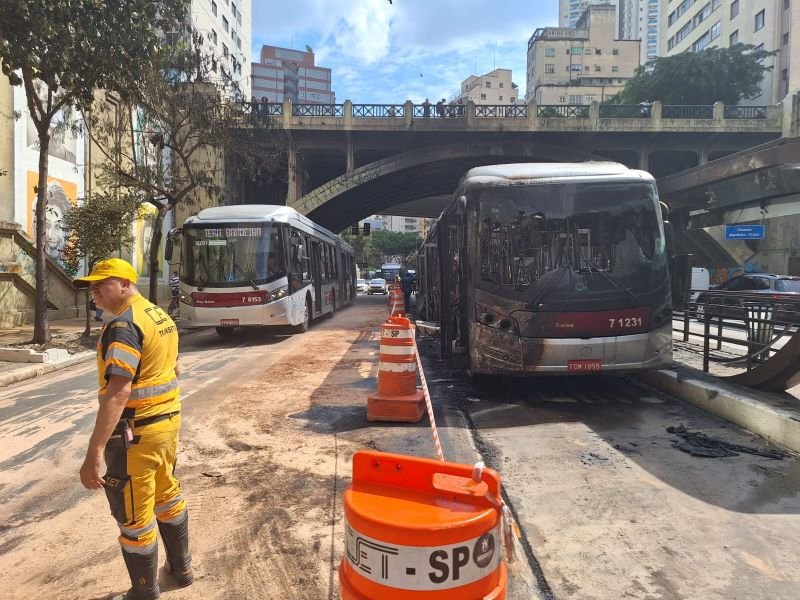Imagem colorida mostra carcaça de ônibus que pegoi fogo na Avenida Nove de Julho, em São Paulo - Metrópoles