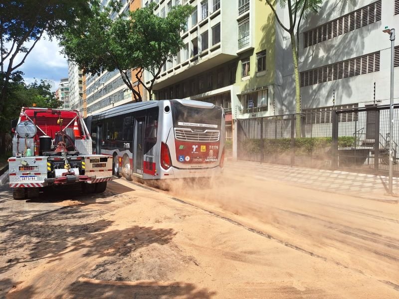 Imagem colorida mostra carcaça de ônibus que pegoi fogo na Avenida Nove de Julho, em São Paulo - Metrópoles