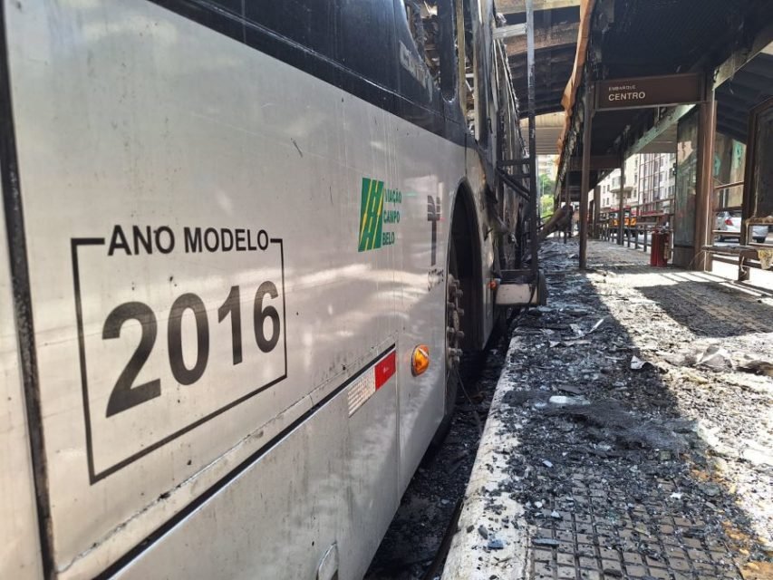 Imagem colorida mostra carcaça de ônibus que pegoi fogo na Avenida Nove de Julho, em São Paulo - Metrópoles