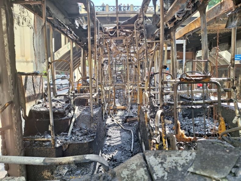Imagem colorida mostra carcaça de ônibus que pegoi fogo na Avenida Nove de Julho, em São Paulo - Metrópoles