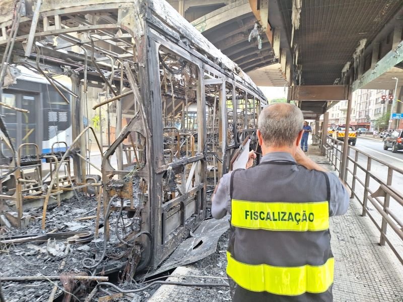 Imagem colorida mostra carcaça de ônibus que pegoi fogo na Avenida Nove de Julho, em São Paulo - Metrópoles