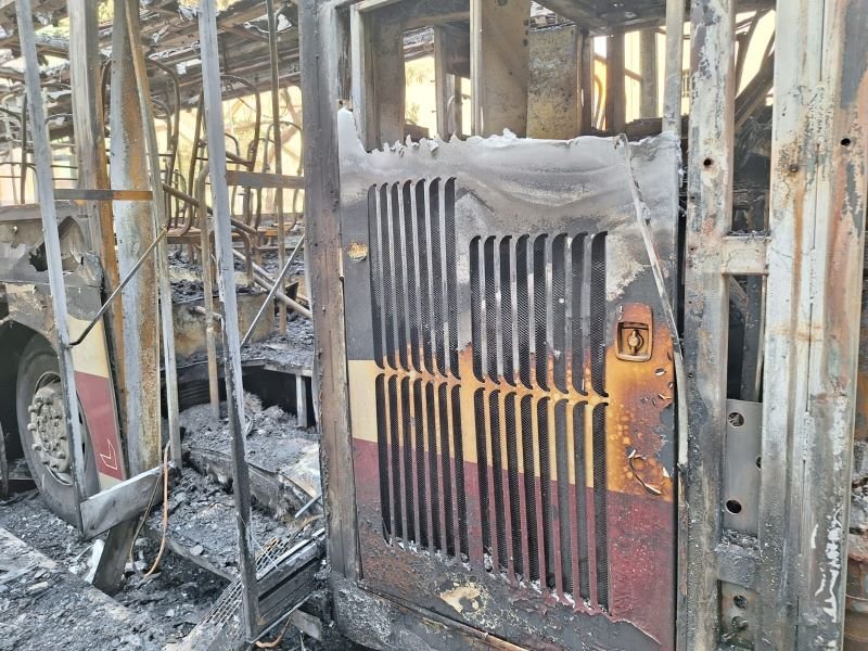 Imagem colorida mostra carcaça de ônibus que pegoi fogo na Avenida Nove de Julho, em São Paulo - Metrópoles