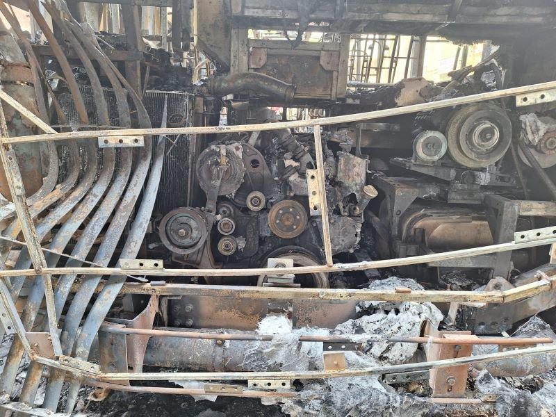 Imagem colorida mostra carcaça de ônibus que pegoi fogo na Avenida Nove de Julho, em São Paulo - Metrópoles