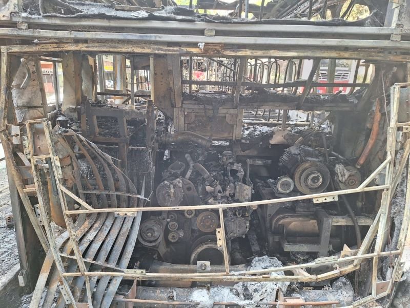 Imagem colorida mostra carcaça de ônibus que pegoi fogo na Avenida Nove de Julho, em São Paulo - Metrópoles