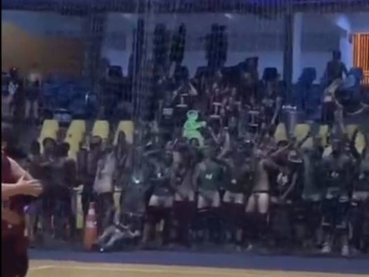 foto colorida mostra estudantes de Medicina da Unisa abaixando as calças durante jogo de vôlei feminina - Metrópoles
