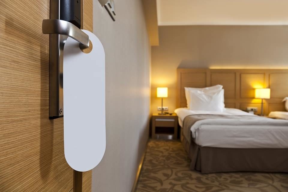 Foto colorida de um quarto de hotel - Metrópoles
