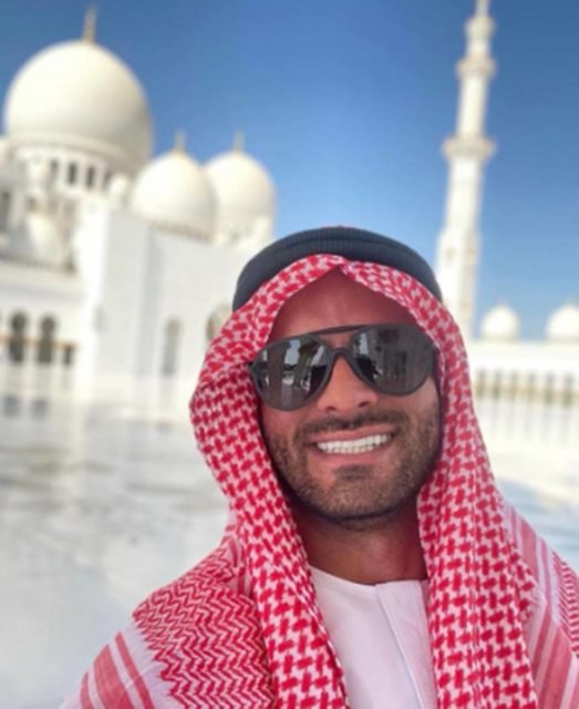 Homem sorrindo vestido de sheik