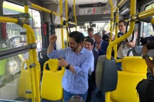 Imagem colorida mostra Ricardo Nunes, homem branco, de camisa azul e calça jeans, dentro de um ônibus. Ele faz sinal de positivo para alguém fora do ônibus - Metrópoles