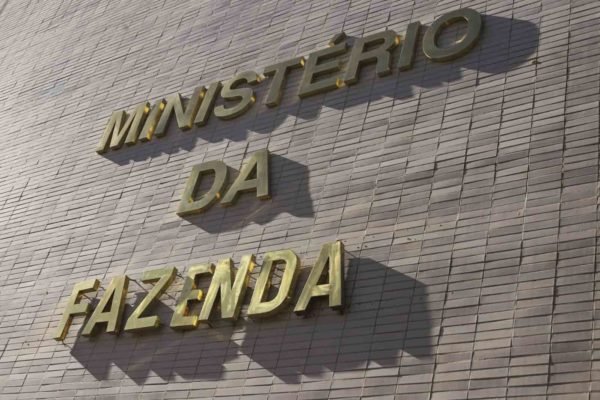 Fachado do ministério da fazenda na esplanada dos ministérios em brasília compensação