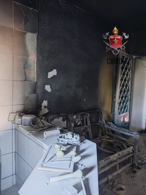 Imagem colorida de incêndio que atingiu casa no Guará