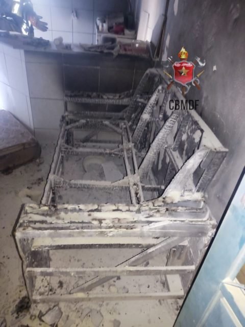 Imagem colorida de incêndio que atingiu casa no Guará
