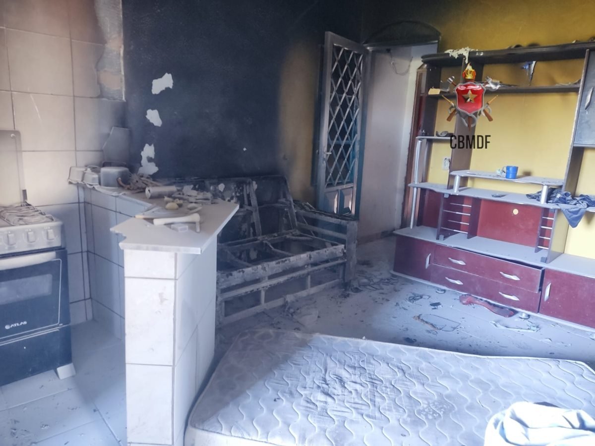 Imagem colorida de incêndio que atingiu casa no Guará