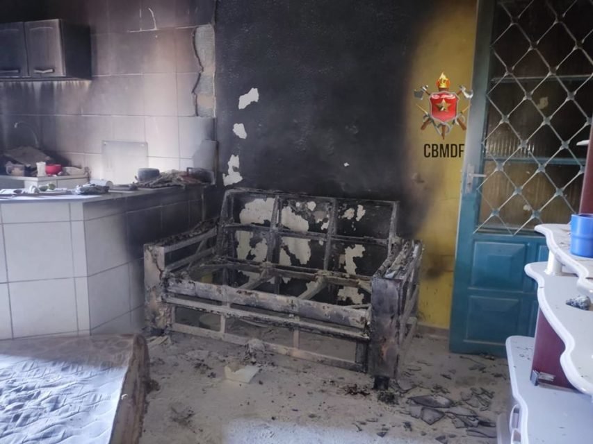 Imagem colorida de incêndio que atingiu casa no Guará