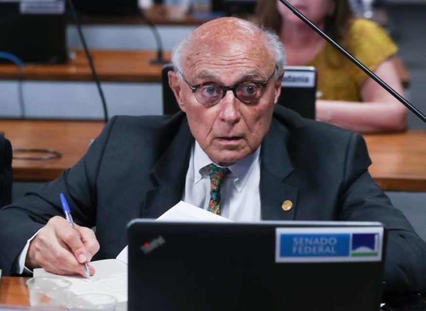 foto colorida do deputado Eduardo Suplicy, de terno e óculos, em reunião de comissão mista na Câmara dos Deputados - Metrópoles