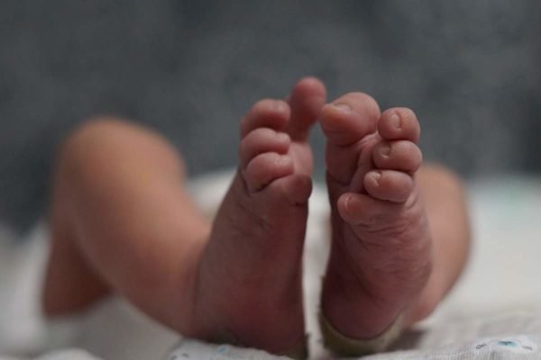 Imagem colorida de pé de bebê transfusão de sangue Miguel Helena