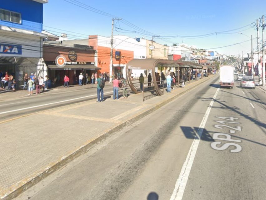 Foto colorida mostra parada de ônibus na Estrada do M'Boi Mirim