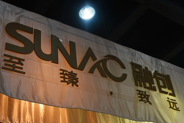 Imagem de letreiro na parede da marca Sunac, gigante do mercado imobiliário da China - Metrópoles