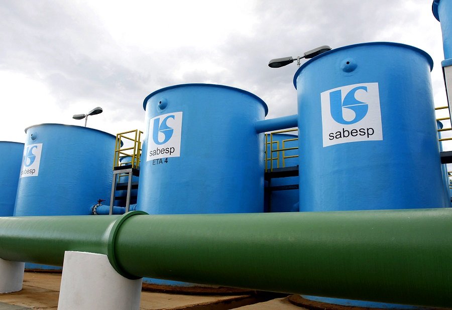 Imagem colorida mostra grandes toneis azuis em estação de tratamento de água da Sabesp - Metrópoles