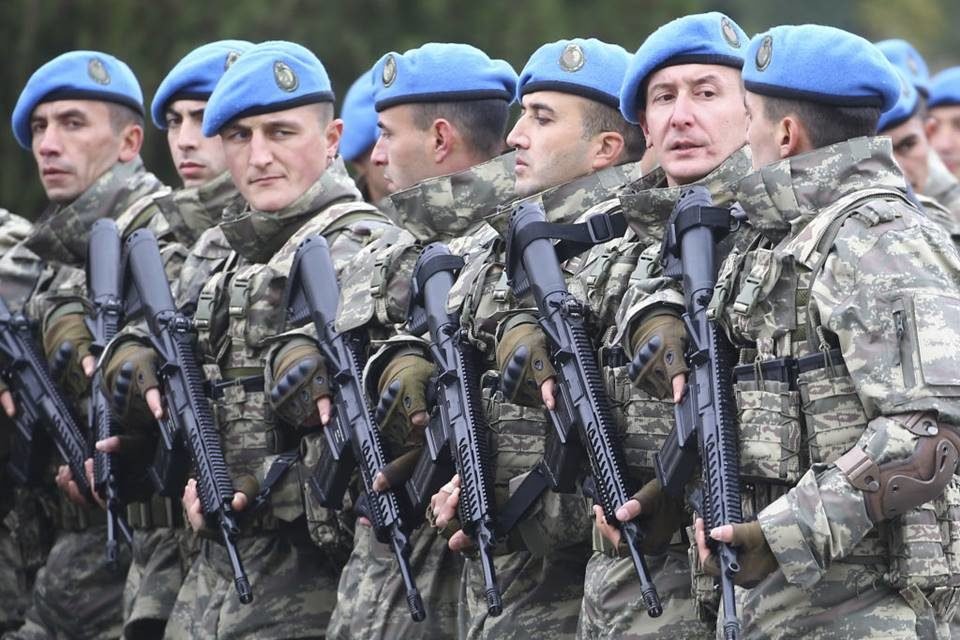 Imagem colorida mostra soldados do Azerbaijão empunhando armas - Metrópoles