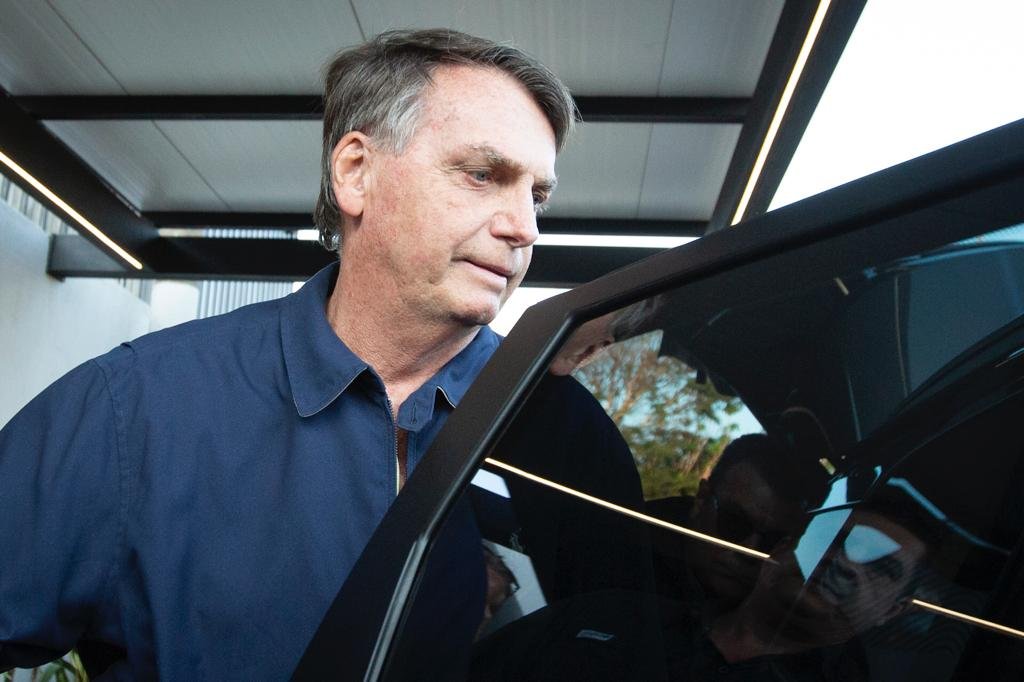 Jair Bolsonaro entra em veículo após chegada em Brasília - Metrópoles