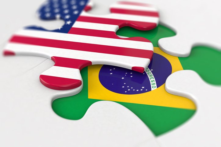 Imagem de duas peças de quebra-cabeça: uma com a bandeira dos EUA e outra com a do Brasil - Metrópoles
