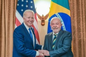 Imagem colorida de Lula e Biden apertando as mãos - Metrópoles