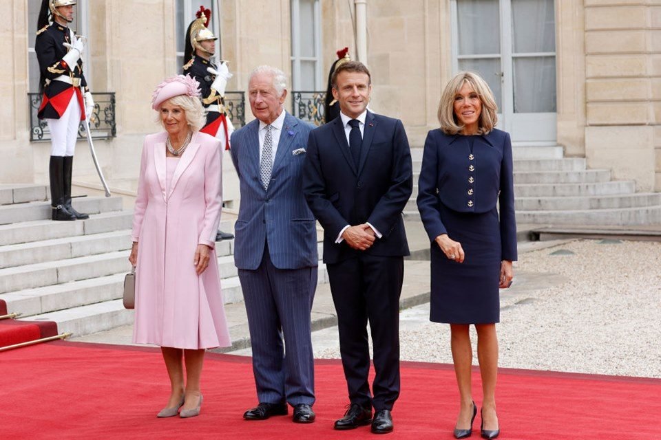 Imagem colorida de rei Charles III, rainha Camilla, Elisabeth Borne e Emmanuel Macron - Metrópoles