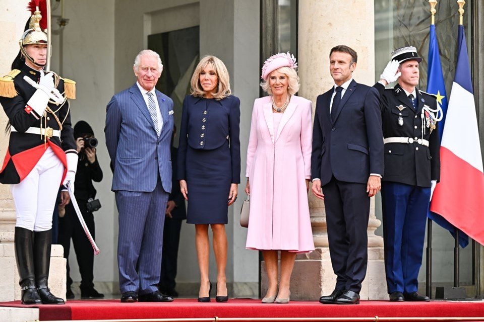 Imagem colorida de rei Charles III, rainha Camilla, a primeira-ministra da França, Elisabeth Borne, e o presidente francês Emmanuel Macron - Metrópoles