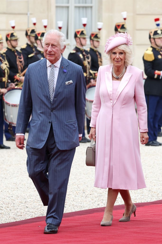 Imagem colorida de rei Charles III e rainha Camilla na Frana - Metrpoles