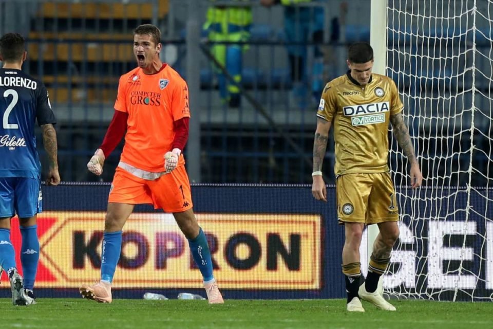 Goleiro que marcou gol na Champions tem mística com número 94