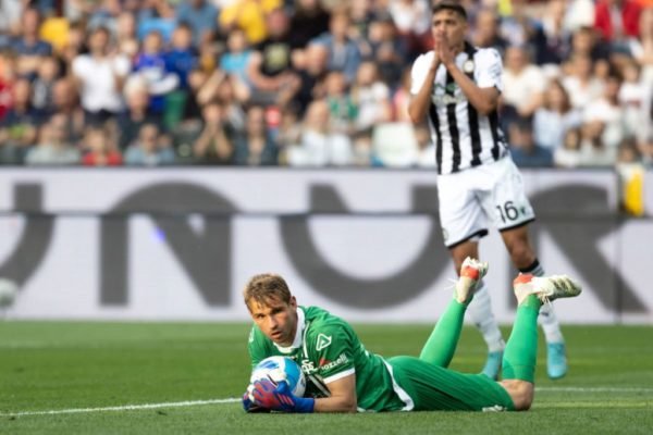 Vídeo: Goleiro faz gol contra mais esquisito de 2018 na Série B do Italiano