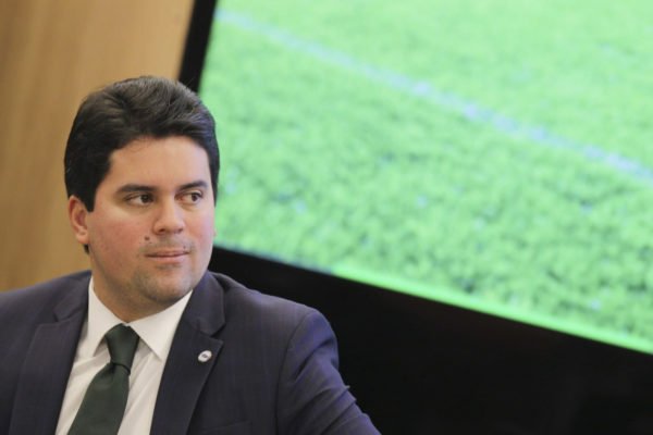 ministro dos Esportes André Fufuca assina o Acordo de Cooperação do Projeto Estádio Seguro - Metrópoles