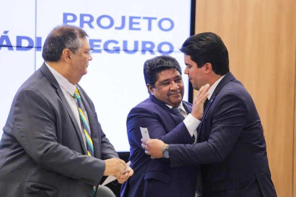foto colorida do ministro Flávio Dino, presidente da CBF Ednaldo Rodrigues e ministro do Esporte André Fufuca