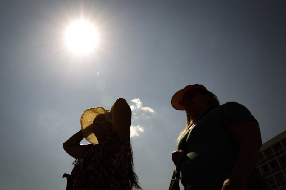 Pessoas se protejem do calor recorde em Brasília Df que chega a 34,6 - Metrópoles