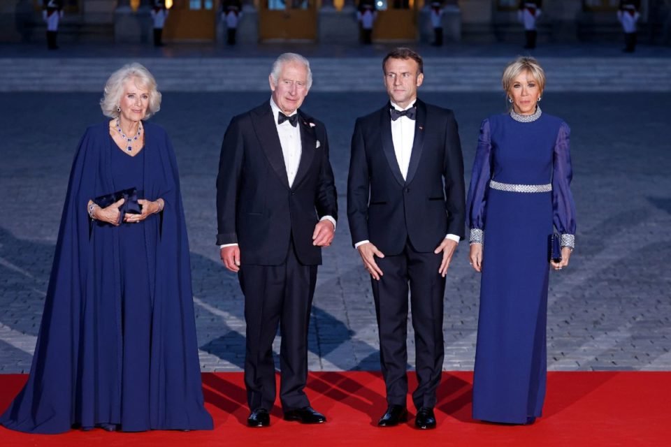 Rei Charles III com a esposa Camila, e o presidente da frança