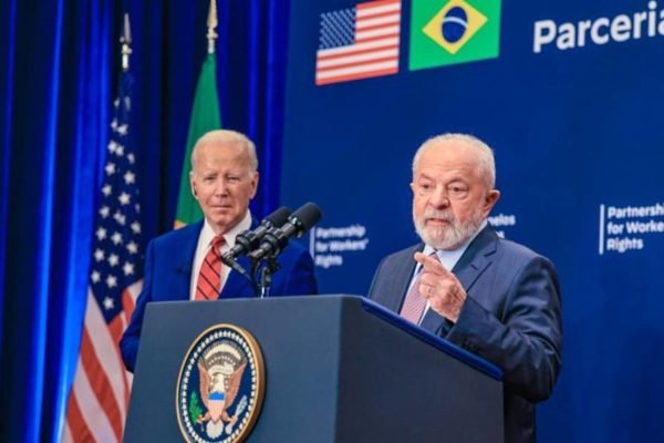 Lula e Biden querem novas regras trabalhistas e sindicatos fortes |  Metr&oacute;poles