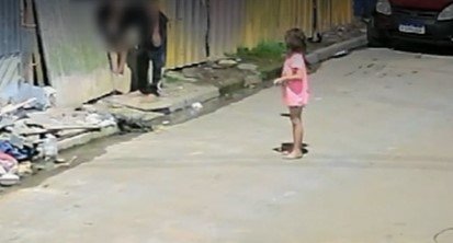 Imagem colorida mostra a menina Lana esperando adolescente que a levou para carro - Metrópoles