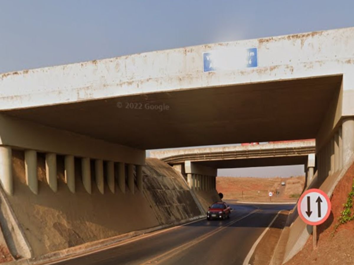 Foto colorida mostra viaduto