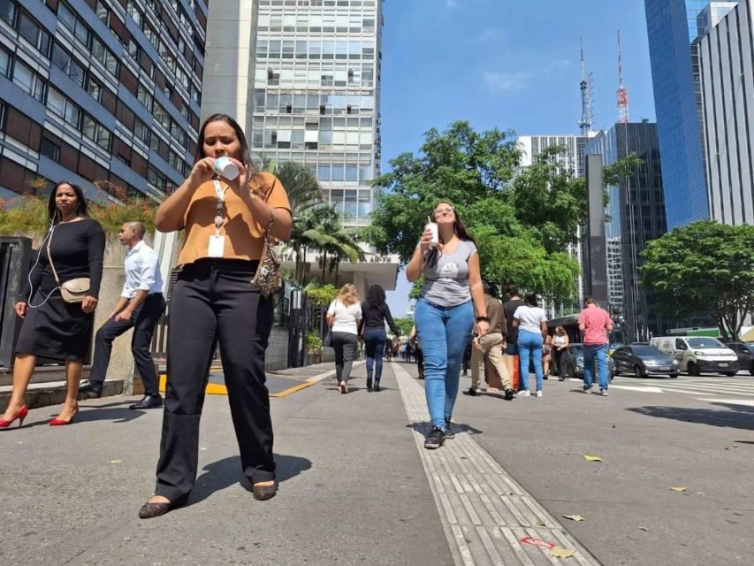 foto colorida mostra paulistanos tomando sorvete na Avenida Paulista em dia de forte calor - Metrópoles