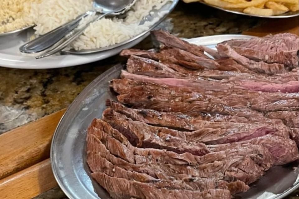 Foto colorida de um prato de comida em cima da mesa - Metrópoles