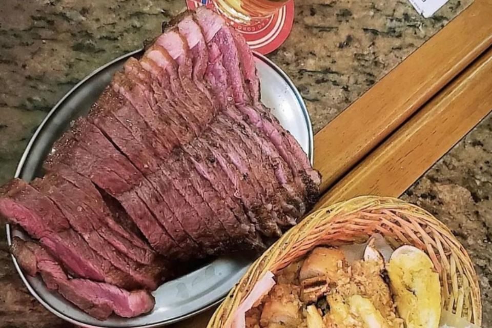 Foto colorida de um prato de comida em cima da mesa - Metrópoles