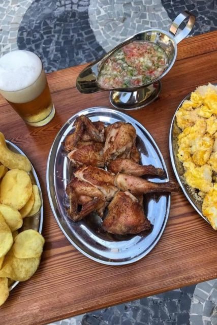 Foto colorida de um prato de comida em cima da mesa - Metrópoles