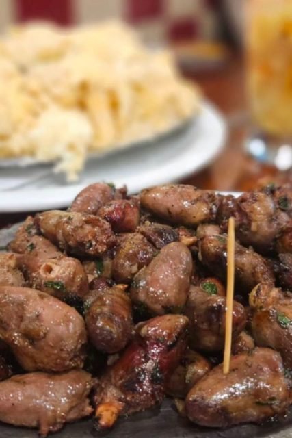 Foto colorida de um prato de comida em cima da mesa - Metrópoles