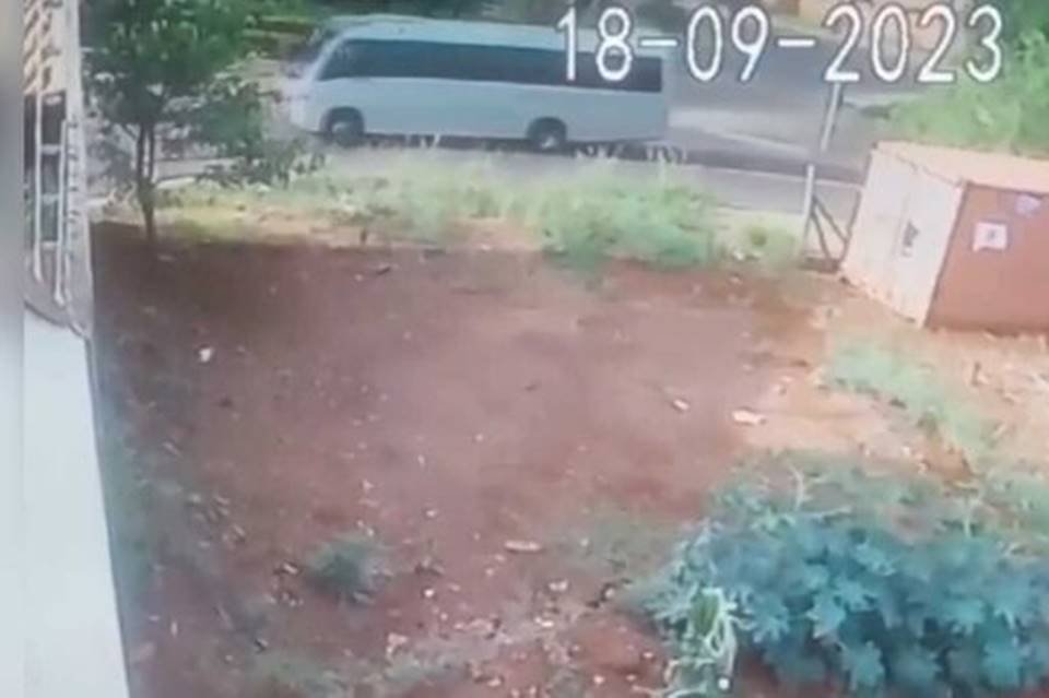 Imagem colorida mostra trecho de vídeo que flagrou o acidente entre um ônibus e um motociclista - Metrópoles