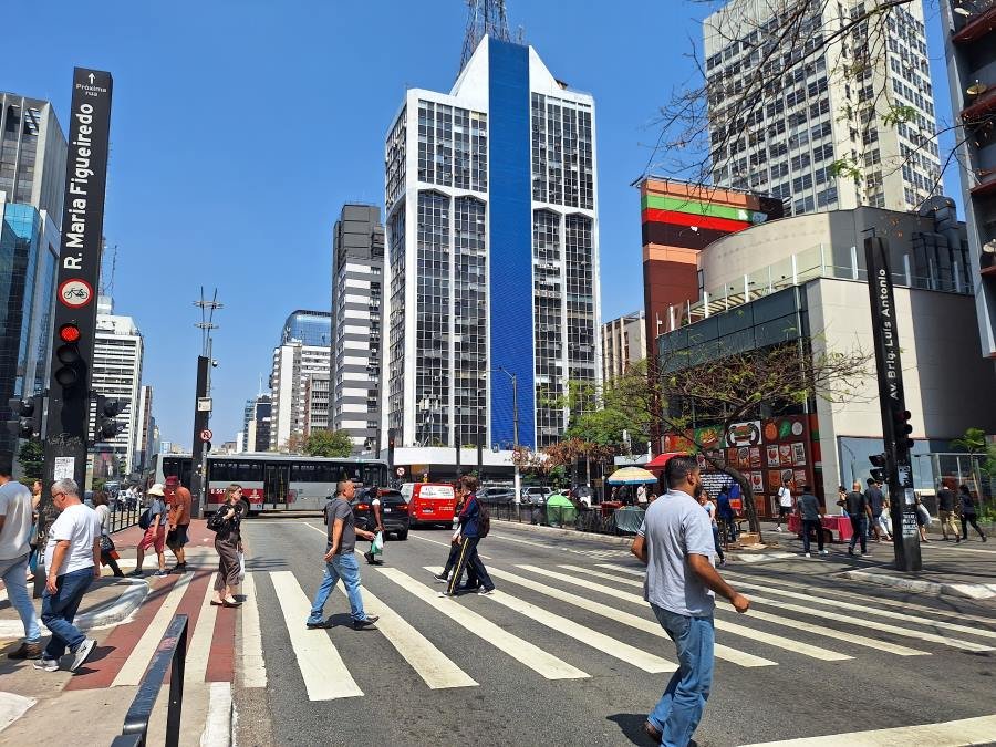 Sinalização focada em carro deixa pedestre perdido na Avenida Paulista