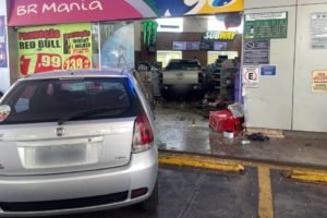 Loja de conveniência destruída pelo carro Picape que está dentro da loja, carro Palio estacionado em frente